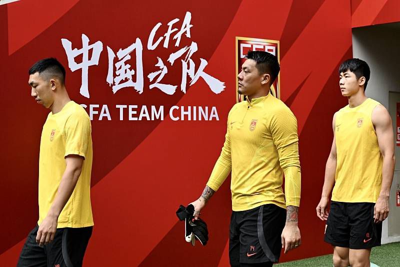 马扎里接着说：“我们给了对手一些机会，但我们在防守中已经有所进步，比如在对手传中时的区域盯人。